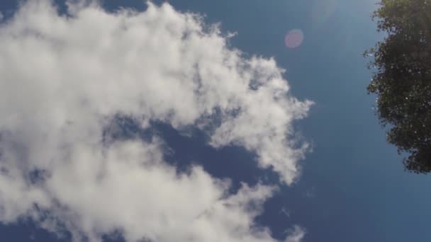 Σύννεφα που κινούνται πέρα από το φωτεινό μπλε ουρανό — Αρχείο Βίντεο