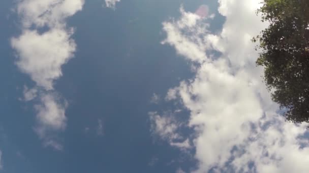 Wolken ziehen über strahlend blauen Himmel — Stockvideo