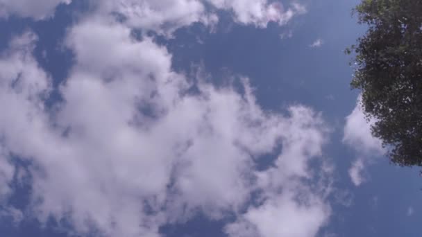 Nubes moviéndose a través del cielo azul brillante — Vídeo de stock