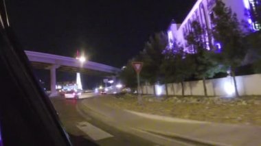 Las Vegas, Nevada - Nisan 2015 yaklaşık: Araba trafik sokaklarında Las Vegas, Nevada, ABD