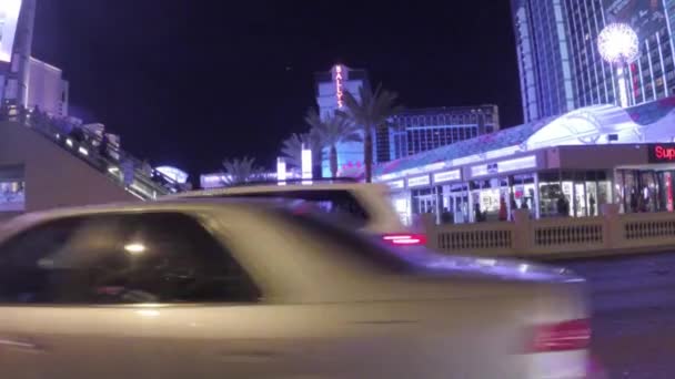 Las Vegas, Nevada - Circa April 2015: Auto rijden verkeer op de straten van Las Vegas, Nevada, Usa — Stockvideo