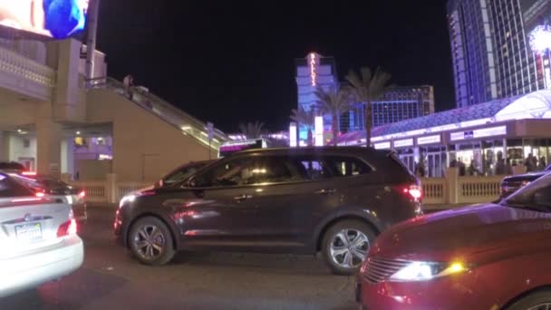 LAS VEGAS, NEVADA - CIRCA ABRIL 2015: Condução de automóveis em trânsito nas ruas de Las Vegas, Nevada, EUA — Vídeo de Stock