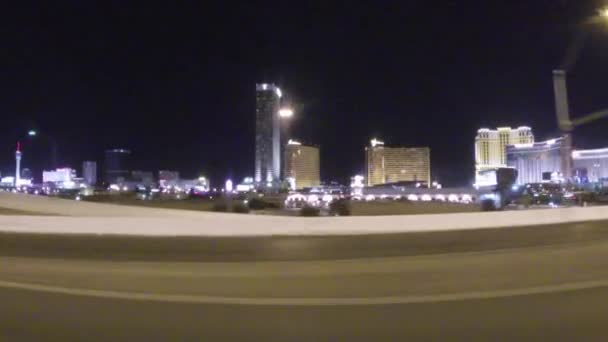 LAS VEGAS, NEVADA - CIRCA ABRIL 2015: Condução de automóveis em trânsito nas ruas de Las Vegas, Nevada, EUA — Vídeo de Stock