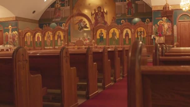 El interior de una iglesia ortodoxa griega — Vídeo de stock