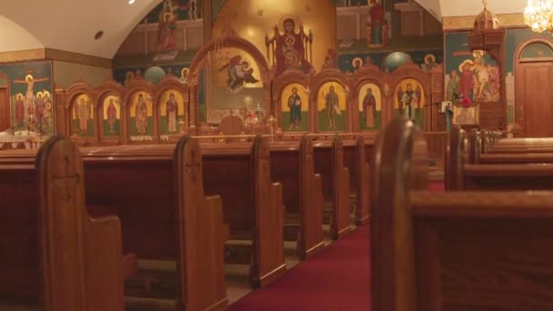 Das Innere einer griechisch-orthodoxen Kirche — Stockvideo