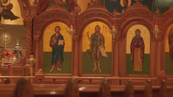 Das Innere einer griechisch-orthodoxen Kirche — Stockvideo