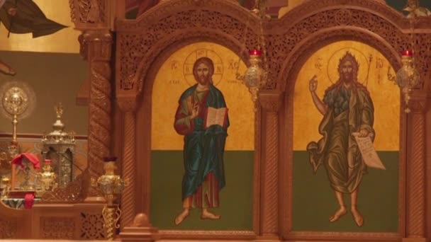 Внутри греческой православной церкви — стоковое видео