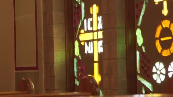 El interior de una iglesia ortodoxa griega — Vídeo de stock