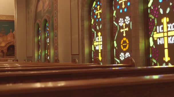 Внутри греческой православной церкви — стоковое видео
