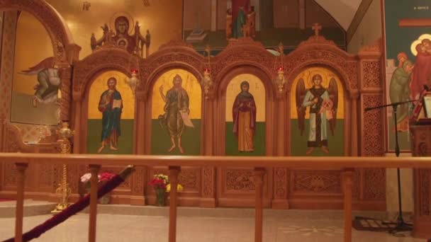 O interior de uma Igreja Ortodoxa grega — Vídeo de Stock
