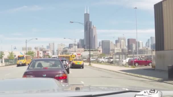 CHICAGO, ILLINOIS, USA - AGOSTO 2015: Guida di auto nel traffico sulle strade del centro di Chicago, Illinois, USA — Video Stock