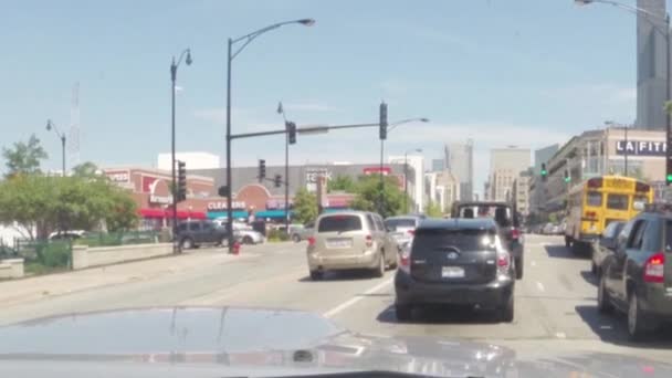 CHICAGO, ILLINOIS - CIRCA AUGUST 2015: Mengendarai mobil dalam lalu lintas di jalan-jalan pusat kota Chicago, Illinois, Amerika Serikat — Stok Video