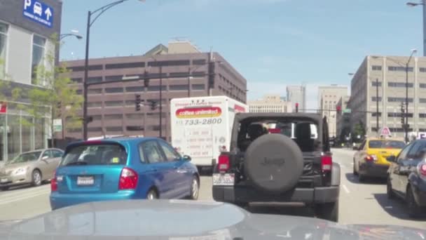 CHICAGO, ILLINOIS, USA - AGOSTO 2015: Guida di auto nel traffico sulle strade del centro di Chicago, Illinois, USA — Video Stock