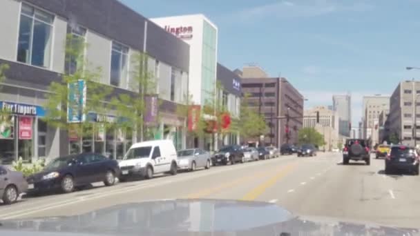 CHICAGO, ILLINOIS - CIRCA AGOSTO 2015: Guida di auto nel traffico sulle strade del centro di Chicago, Illinois, Stati Uniti — Video Stock