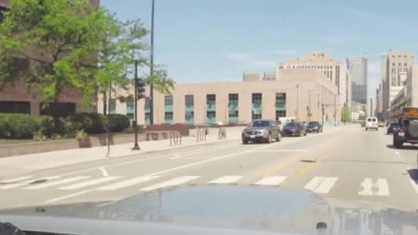 CHICAGO, ILLINOIS, EE.UU. - AGOSTO 2015: Conducción de automóviles en el tráfico en las calles del centro de Chicago, Illinois, EE.UU. — Vídeo de stock