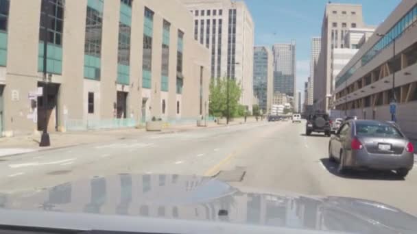 CHICAGO, ILLINOIS - CIRCA AGOSTO 2015: Guida di auto nel traffico sulle strade del centro di Chicago, Illinois, Stati Uniti — Video Stock