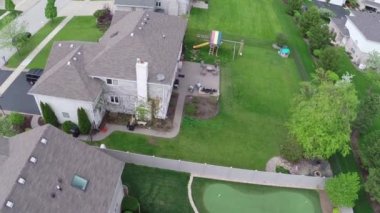 Konut evler ve banliyö cadde - yarda üzerinde uçan seyahat ve eğlence kavramı