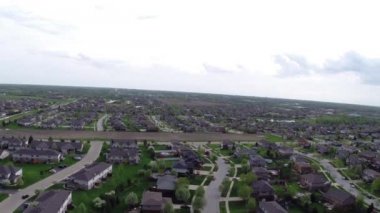 Konut evler ve banliyö cadde - yarda üzerinde uçan seyahat ve eğlence kavramı