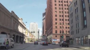 Chicago, Illinois - yaklaşık Ağustos 2015: Araba trafik sokaklarında downtown Chicago, Illinois, ABD