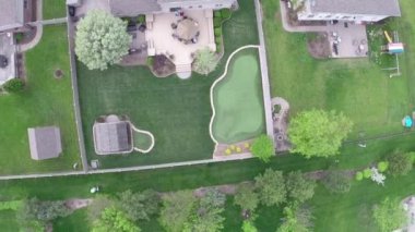 Konut evler ve banliyö cadde - yarda üzerinde uçan seyahat ve eğlence kavramı