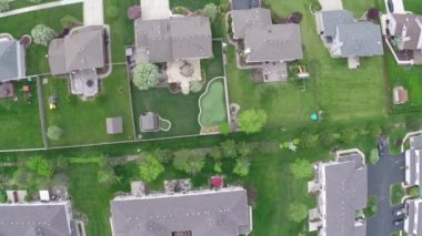 Konut evler ve banliyö cadde - yarda üzerinde uçan seyahat ve eğlence kavramı