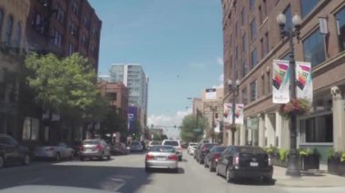 Chicago, Illinois - yaklaşık Ağustos 2015: Araba trafik sokaklarında downtown Chicago, Illinois, ABD