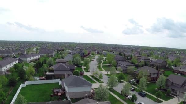 4k Volar sobre casas residenciales y patios a lo largo de la calle suburbana - Concepto de viajes y ocio — Vídeo de stock