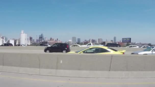 CHICAGO, ILLINOIS, USA - AGOSTO 2015: Guida di auto nel traffico sulle strade del centro di Chicago, Illinois, USA — Video Stock