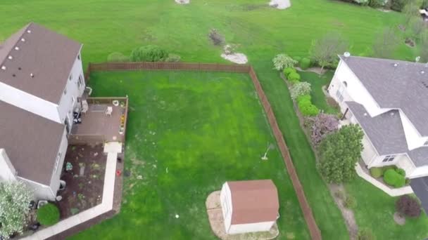 Vliegen over residentiële huizen en werven langs suburban straat - reizen en leisure concept — Stockvideo