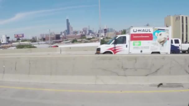 Σικάγο, Ιλλινόις - γύρω στο Αυγούστου 2015: Οδήγηση αυτοκινήτου στην κυκλοφορία στους δρόμους του κέντρου του Σικάγο, Ιλλινόις, ΗΠΑ — Αρχείο Βίντεο