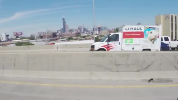 CHICAGO, ILLINOIS - CIRCA AGOSTO 2015: Condução de automóveis em trânsito nas ruas do centro de Chicago, Illinois, EUA — Vídeo de Stock