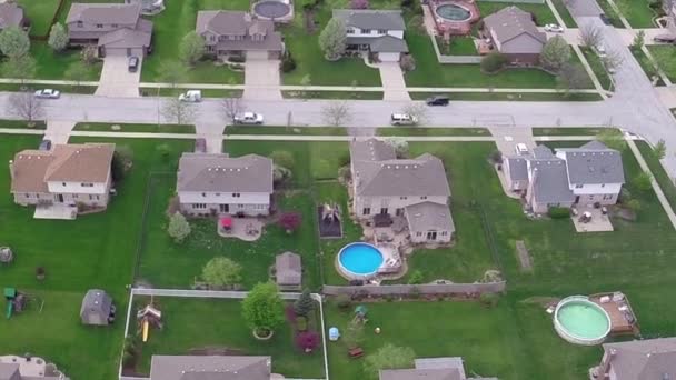 Flying over residential houses and yards along suburban street - Travel and leisure concept — Stock Video