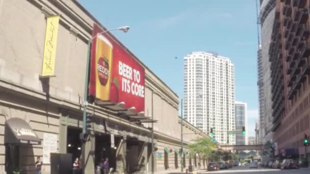 CHICAGO, ILLINOIS - CIRCA AGOSTO 2015: Guida di auto nel traffico sulle strade del centro di Chicago, Illinois, Stati Uniti — Video Stock