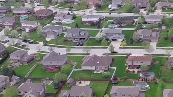 Volar sobre casas residenciales y patios a lo largo de la calle suburbana - Concepto de viajes y ocio — Vídeo de stock