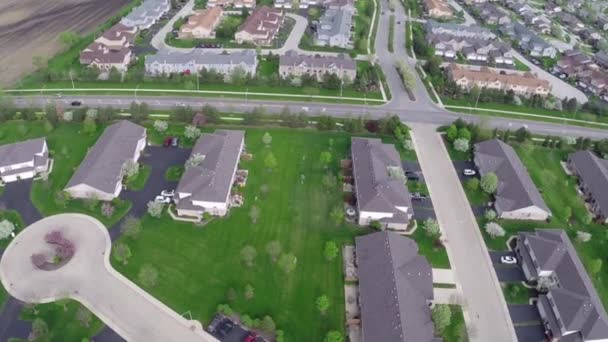 Survoler les maisons et les cours résidentielles le long de la rue de banlieue - concept de voyage et de loisirs 