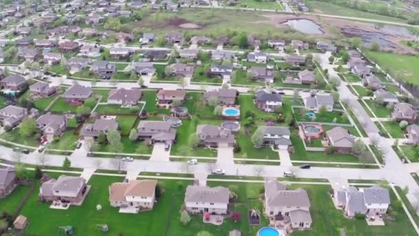 Flying over residential houses and yards along suburban street - Travel and leisure concept — Stock Video