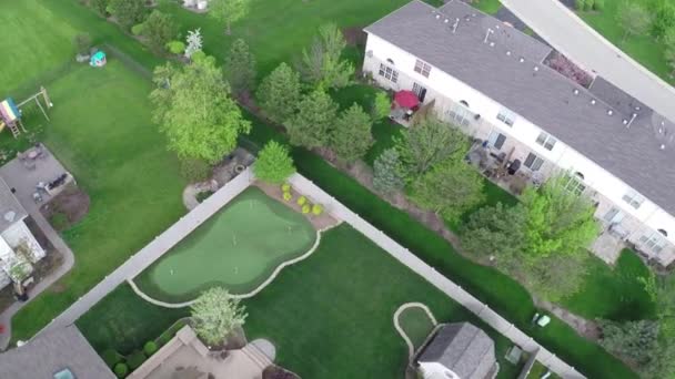 Vliegen over residentiële huizen en werven langs suburban straat - reizen en leisure concept — Stockvideo