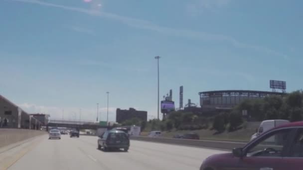 CHICAGO, ILLINOIS - CIRCA AGOSTO 2015: Guida di auto nel traffico sulle strade del centro di Chicago, Illinois, Stati Uniti — Video Stock