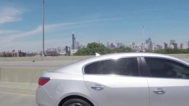 Σικάγο, Ιλλινόις - γύρω στο Αυγούστου 2015: Οδήγηση αυτοκινήτου στην κυκλοφορία στους δρόμους του κέντρου του Σικάγο, Ιλλινόις, ΗΠΑ — Αρχείο Βίντεο