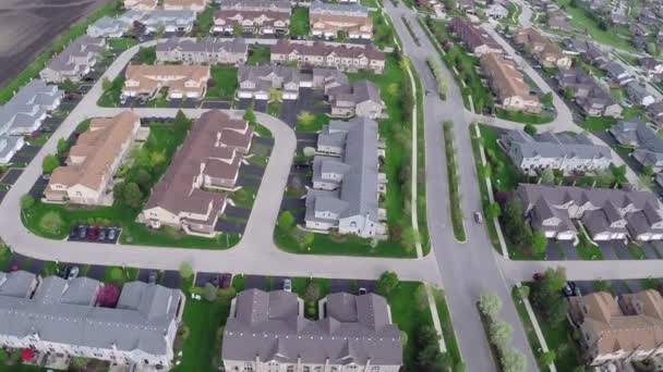 4k Survoler les maisons résidentielles et les cours le long de la rue de banlieue - concept de voyage et de loisirs 