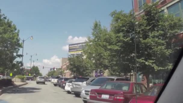 CHICAGO, ILLINOIS - CIRCA AGOSTO 2015: Guida di auto nel traffico sulle strade del centro di Chicago, Illinois, Stati Uniti — Video Stock