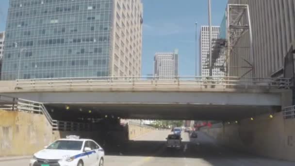 Чикаго, штат Іллінойс - Circa серпня 2015: Водіння автомобіля в умовах дорожнього руху на вулицях міста Чикаго, Іллінойс, США — стокове відео