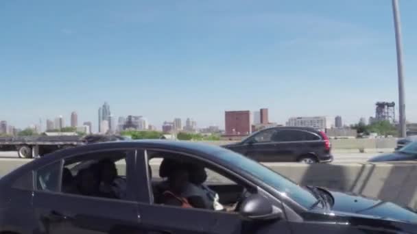 芝加哥，伊利诺斯州-大约 8 月 2015年: 驾驶汽车在街上的芝加哥，伊利诺伊州，美国市区交通 — 图库视频影像