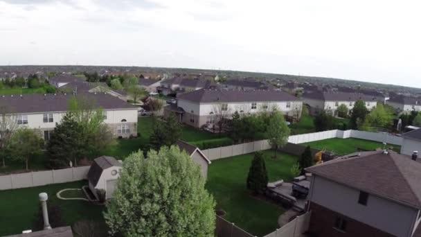 Wohnhäuser und Höfe entlang der Vorstadtstraße überfliegen - Reise- und Freizeitkonzept — Stockvideo