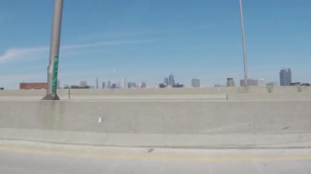 Chicago, Illinois - ca augusti 2015: Köra bil i trafik på gatorna i centrala Chicago, Illinois, Usa — Stockvideo