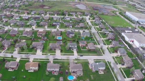 Volar sobre casas residenciales y patios a lo largo de la calle suburbana - Concepto de viajes y ocio — Vídeo de stock