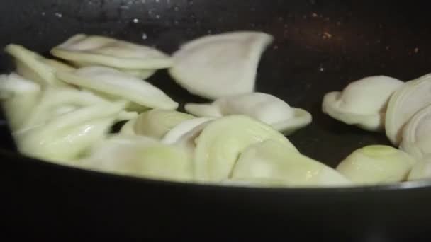 Приготовление пельменей пероги в сковороде на печи — стоковое видео