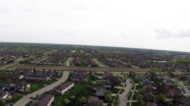 4k uçan üzerinde konut evler ve yarda banliyö cadde - boyunca seyahat ve eğlence kavramı