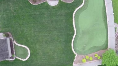 Konut evler ve banliyö cadde - yarda üzerinde uçan seyahat ve eğlence kavramı