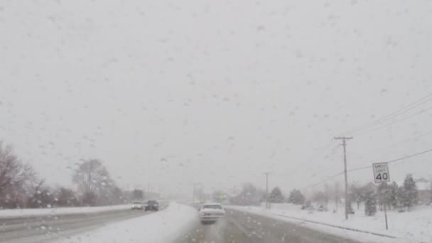 Köra bil på hala vägar under kall vinter snöstorm — Stockvideo